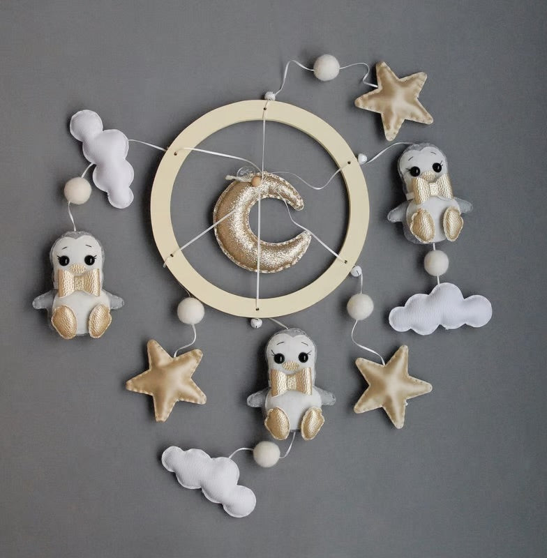 Movil pingüinos corbatín dorado