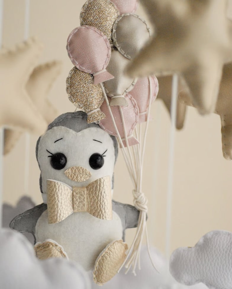 Movil pingüino con globos “Llévame hacia las estrellas”