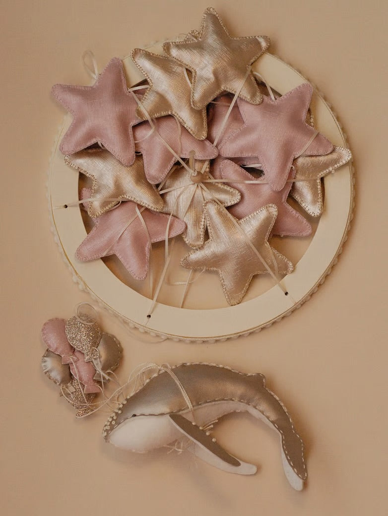 Móvil ballena con globos rosado