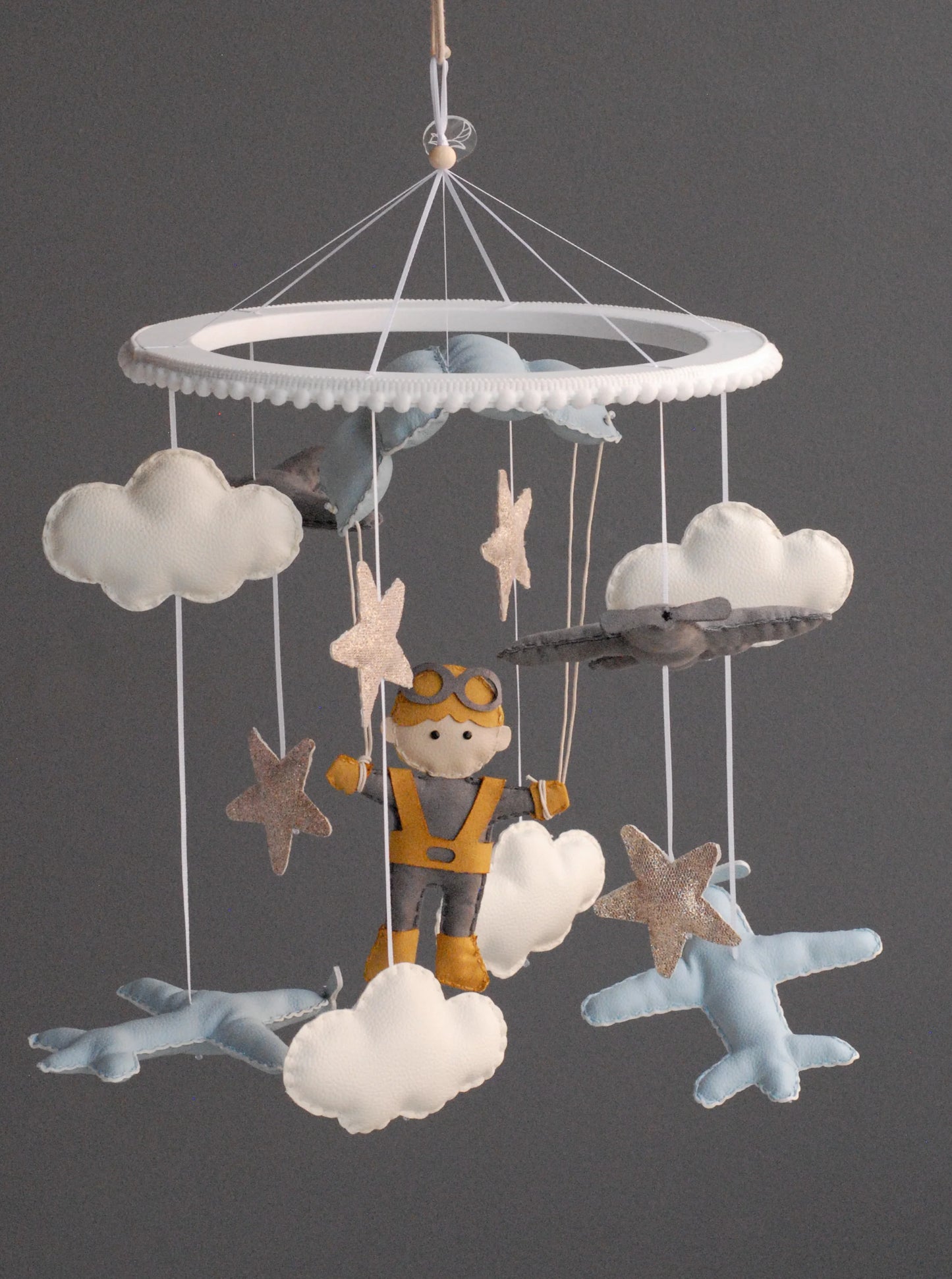 Móvil : “Sobre el cielo un pequeño aviador“