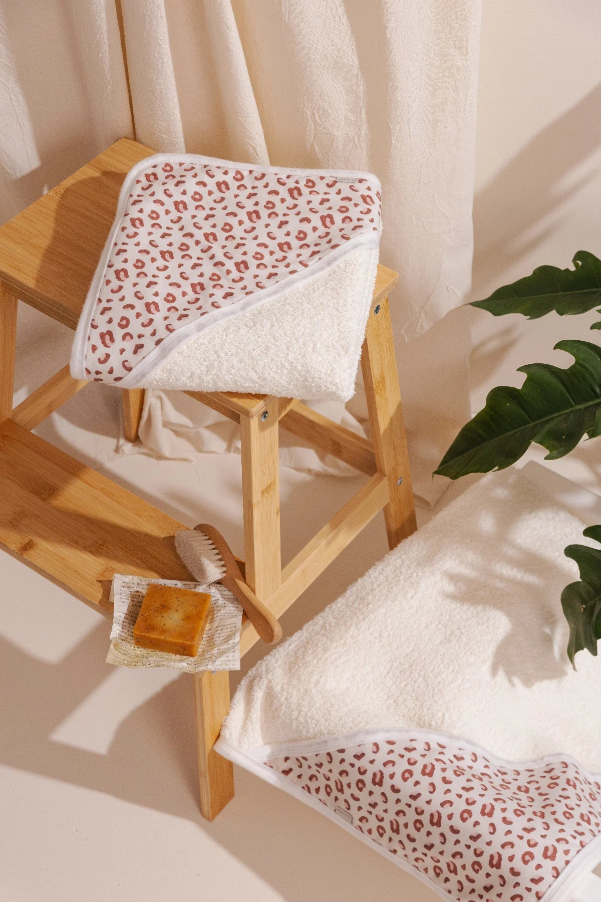 TOALLA CAPUCHA BEIGE ANIMAL PRINT