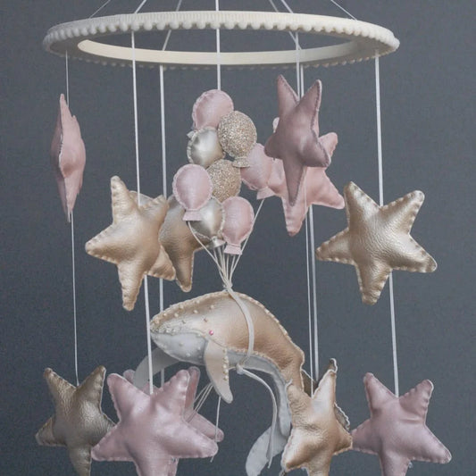 Móvil ballena con globos rosado